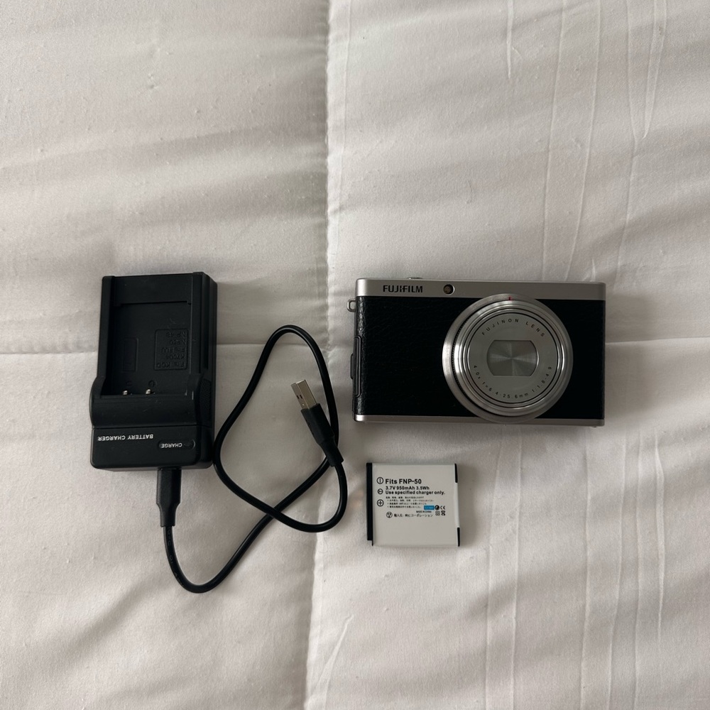 Fujifilm Silver and Black Compact Digital Camera - Picture 10 of 10